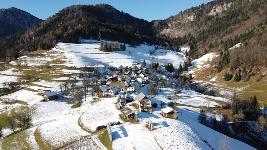 Fotografija: Stoji na edini ravnini daleč naokoli. FOTO: Janez Mihovec