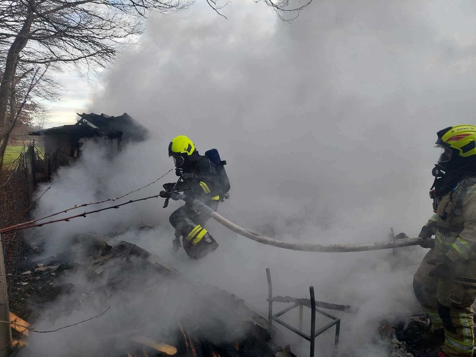 Fotografija: Gasilci so hitro prispeli na kraj požara. FOTO: Foto: Pgd Dvorjane)