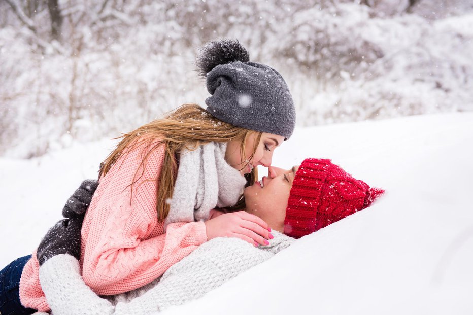 Fotografija: Hladna zima bo nekaterim astrološkim znakom prinesla toplo ljubezen. FOTO: O_lypa/Gettyimages