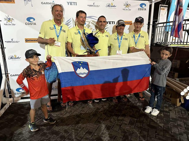 Letošnji svetovni podprvaki na zmagovalnem odru, z leve Sašo Apostolovski, Boštjan Leben, Kevin Gannon, Roman Uršič in Boris Pičuljan FOTO: Arhiv Slovenskih novic