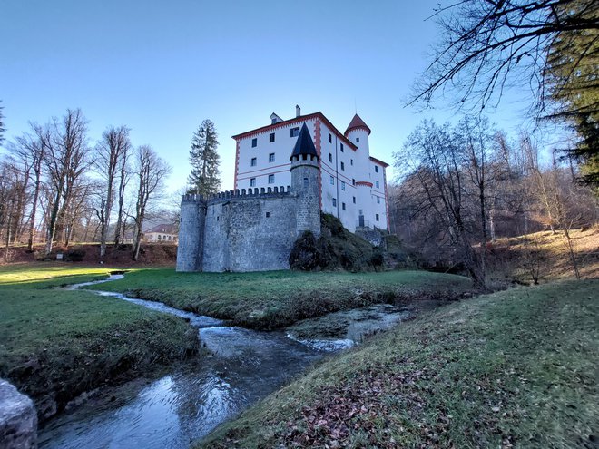 Zaradi dveh izvirov v bližini se zdi, kot bi bil na vodi.