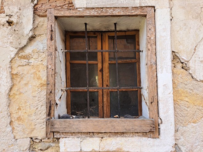 Tu notri se je vnelo. Tu notri je spal. In se nikoli več zbudil. FOTO: Lovro Kastelic