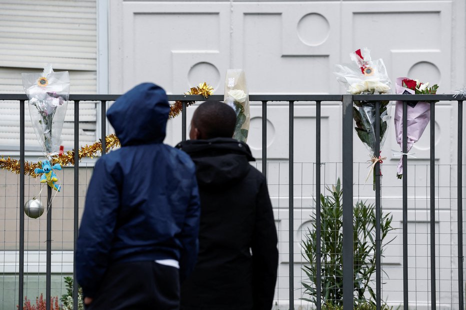 Fotografija: Pred stanovanjem, kjer so se zgodili zločini. FOTO: Benoit Tessier Reuters