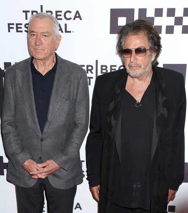 STARA OČKA: Dva velikana filmske zgodovine sta postala očka v poznih letih življenja. Robert De Niro je dopolnil 80 let in dobil sedmega otroka, hčerko Gio, Al Pacino pa 83, dobil je četrtega otroka, sina Romana. Al je že očka 33-letne Julie z bivšo Jan Tarrant, in 22-letnih dvojčkov Antona in Olivie, ki ju ima z Beverly D'Angelo. Robert ima Elliota in Helen z bivšo ženo Grace Hightower, Dreno and Raphaela z nekdanjo partnerico Diahnne Abbott in dvojčka Aarona in Juliana z nekdanjim dekletom Toukie Smith. FOTO: Profimedia