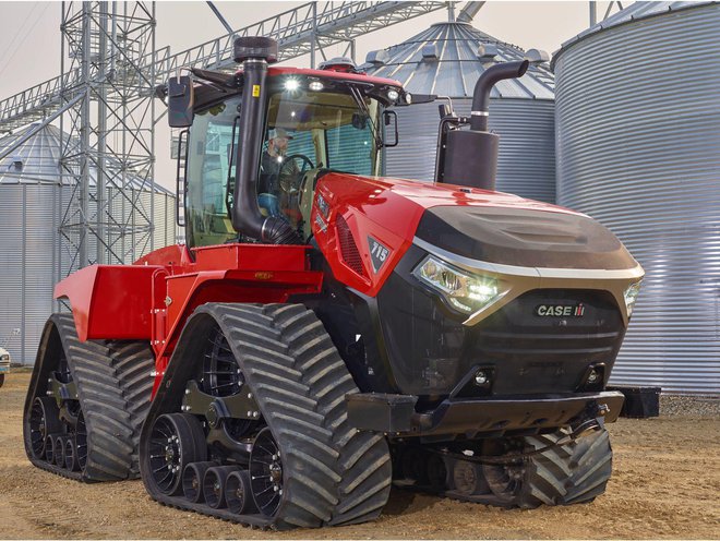 Novi Case IH steiger 715 quadtrac je najmočnejši steiger doslej. Ima neverjetnih 715 KM nazivne moči in 778 KM maksimalne moči. Več moči pomeni hitrejše premikanje priključkov po polju. Poln je tehnologije, ki pomaga pri učinkovitejšem kmetovanju. FOTO: Case IH