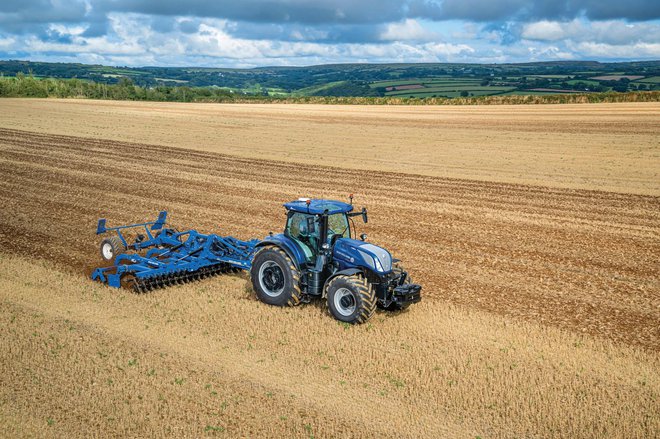 New Holland T7 LWB, ki ga poganja motor FPT industrial ecoblue HI-eSCR 2 stage V NEF, zagotavlja do 300 konjskih moči z največjim navorom, ki je na voljo že pri 1400 vrt./min. Uporablja najnovejšo tehnologijo PLM intelligence. FOTO: New Holland