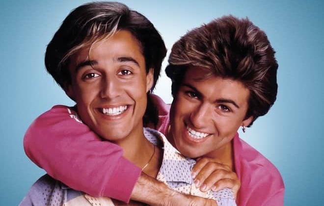 Dvojec Wham! (Andrew Ridgeley in George Michael) s svojo pesmijo Last Christmas vsako leto kraljuje na britanskih lestvicah. FOTO: Netflix