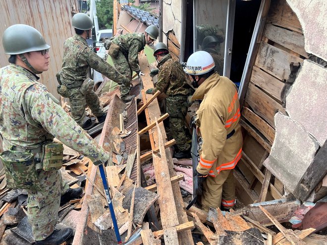Iz ruševin rešujejo ljudi. FOTO: Joint Staff Office Of The Defens, Reuters