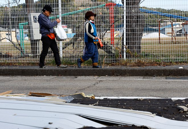 Nobuyuki Imai z ženo Yumiko sta se po potresu iz kraja Ujima evakurala v drugo mesto. FOTO: Kim Kyung-hoon, Reuters