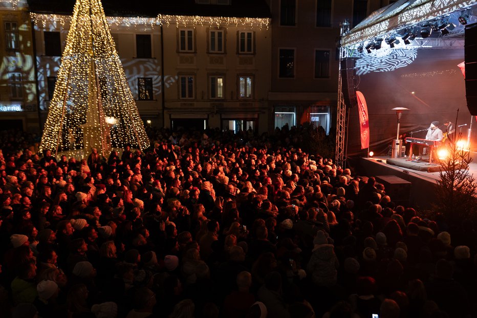 Fotografija: Do zadnjega kotička nabit Glavni trg je odmeval v zvokih hitov postavnega Splitčana. FOTO: Mediaspeed.net