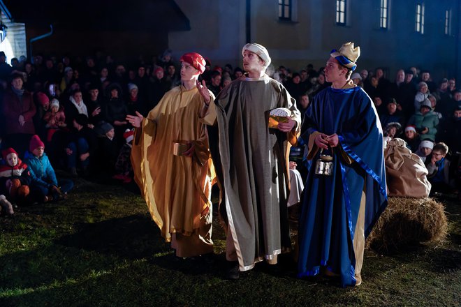 Po najstarejših izročilih Sveti trije kralji nikoli niso nastopali kot kralji. S kraljevskimi kronami na glavi jih poznamo šele od začetka osmega stoletja. FOTO: Janez Ribnikar