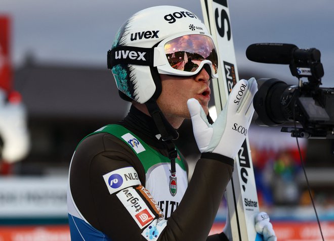 Anže Lanišek pred sklepnim dejanjem v Bischofshofnu v seštevku novoletne turneje kot najboljši Slovenec drži šesto mesto. FOTO: Kai Pfaffenbach/Reuters