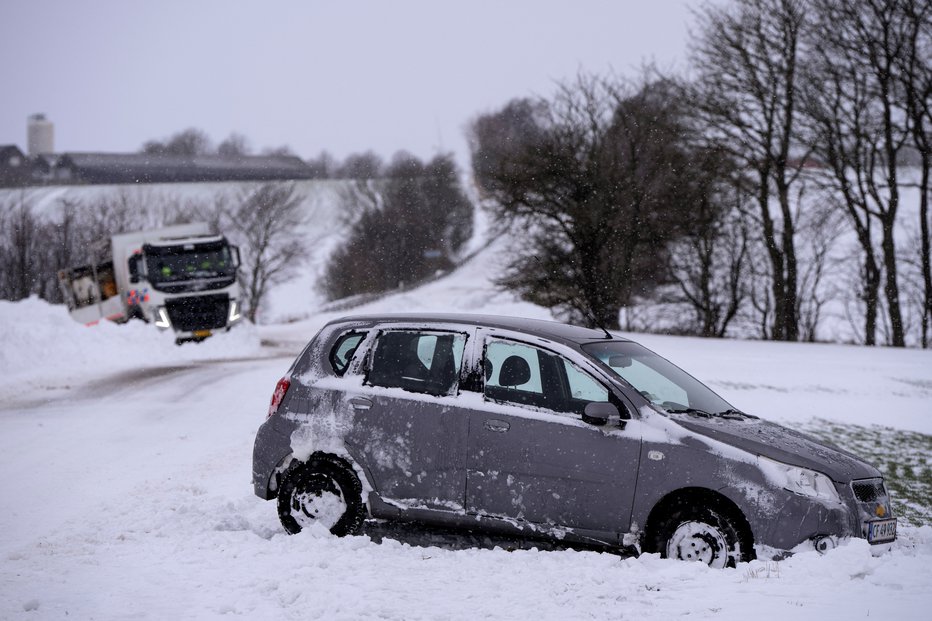 Fotografija: Danska policija je voznike opozorila, naj ne potujejo, razen če je to nujno potrebno, saj so razmere na cestah slabe zaradi vetra in snega.  FOTO: Ritzau Scanpix Via Reuters