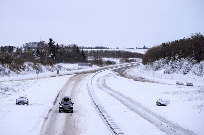 Danska policija je voznike opozorila, naj ne potujejo, razen če je to nujno potrebno, saj so razmere na cestah slabe zaradi vetra in snega.  FOTO: Ritzau Scanpix Via Reuters