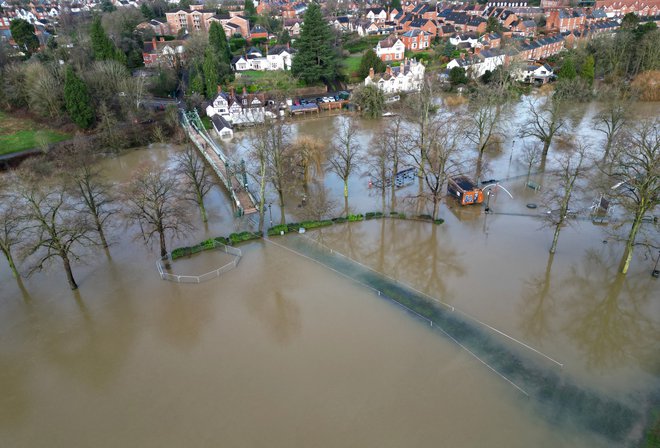 Nevihta Henk, kot so jo poimenovali britanski meteorologi, je povzročila izpade električne energije, težave v prometu in gmotno škodo. FOTO: Molly Darlington Reuters