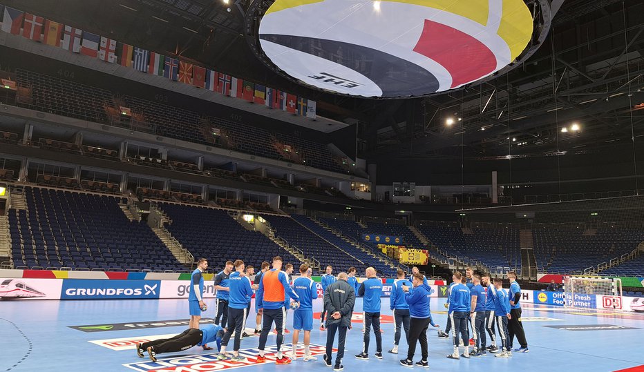 Fotografija: Slovenci so preizkusili Mercedes-Benz Areno. FOTO: P. Z.