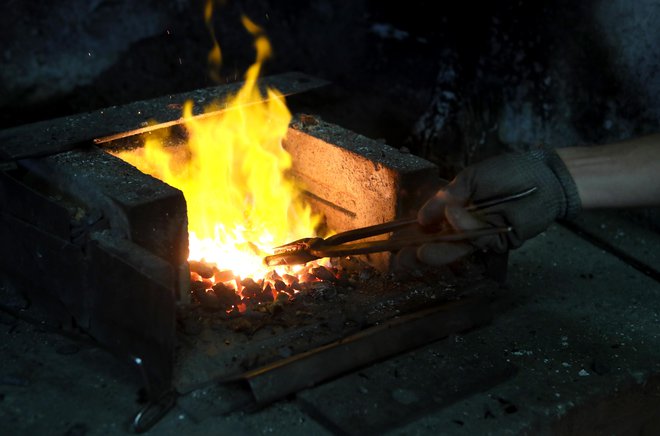 Ljubezen do ognja in visokih temperatur je vstopnica v naporno, zahtevno in razmeroma drago prostočasno kovaštvo. FOTO: Dejan Javornik