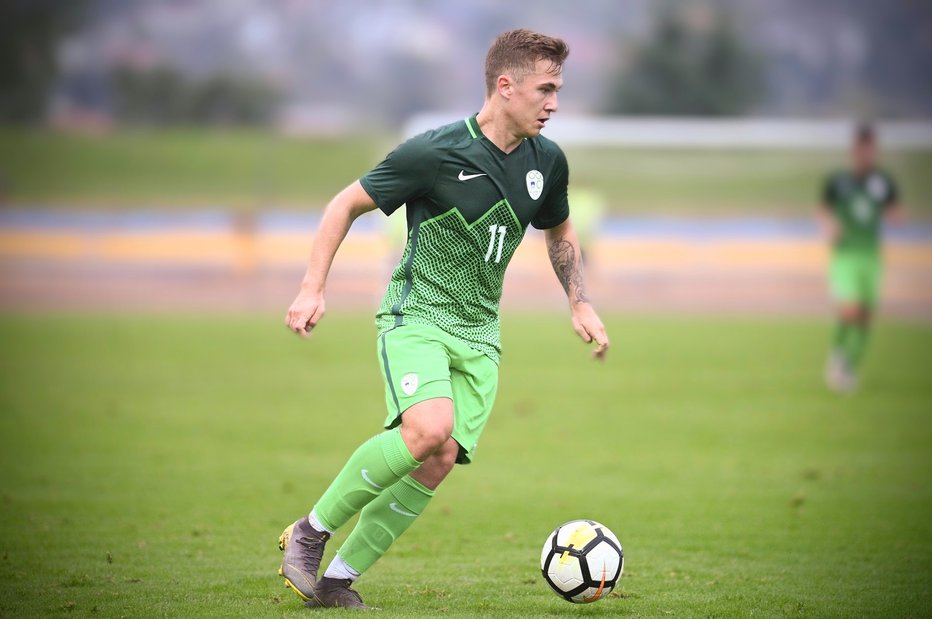 Fotografija: Obtoženi Renato Simić na zelenici ... FOTO: NZS/FA Slovenia