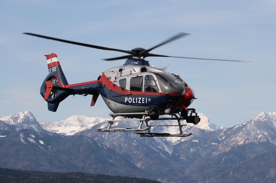 Fotografija: Ponesrečenko so s helikopterjem odpeljali v bolnišnico v Gradcu. FOTO: Avstrijska policija