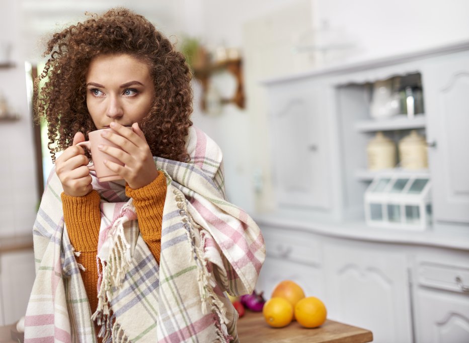 Fotografija: Namesto s farmacevtskimi izdelki lahko prehlad in gripo lajšamo z domačimi zdravili. FOTO: Gpointstudio, Getty Images