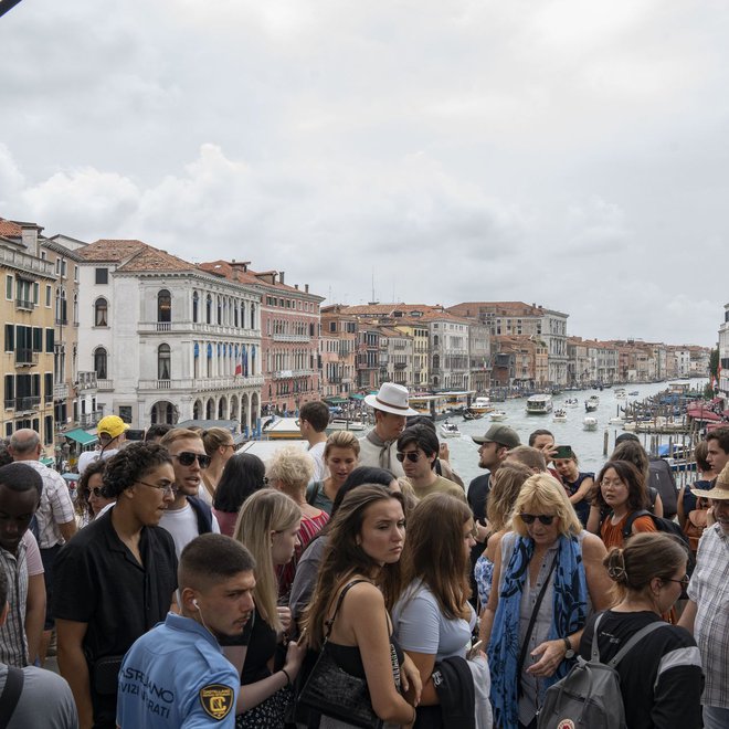 Gneča na mostu Rialto v Benetkah.
Foto: wsj FOTO: Wsj