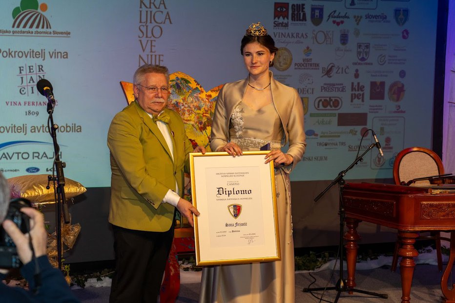 Fotografija: Prejela je tudi diplomo vinske svetovalke – sommelierke. FOTO: Denis Žuran