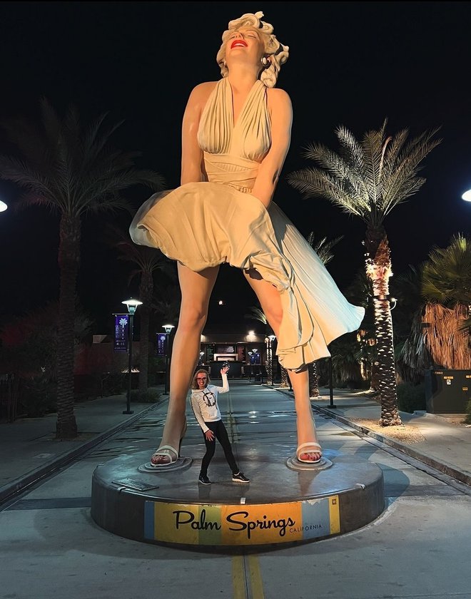 Majči, ki so ji pravili tudi slovenska Marilyn Monroe, ob kipu svoje vzornice. FOTO: osebni arhiv /instagram