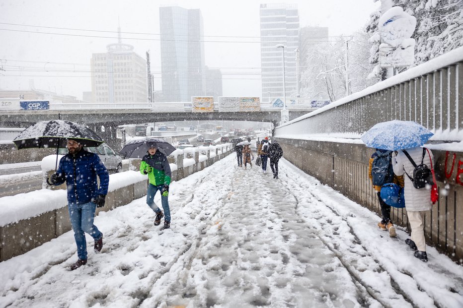 Fotografija: Zasnežene ulice v Ljubljani. FOTO: Črt Piksi