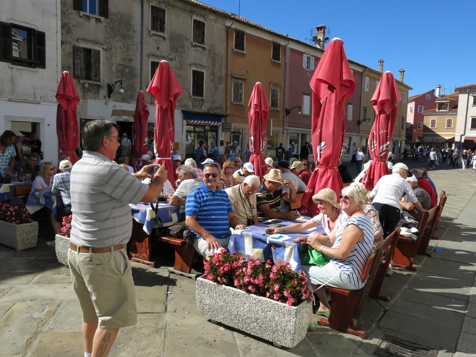 Fotografija: Obiskovalci ostanejo dlje tudi zaradi turistične ponudbe. FOTO: Boris Šuligoj