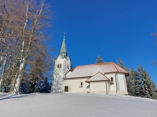 Zgoraj stoji cerkev sv. Mohorja in Fortunata. FOTO: Janez Mihovec