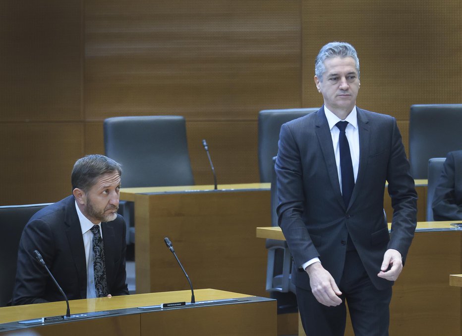 Fotografija: Predsednik vlade Robert Golob in minister za finance Klemen Boštjančič. FOTO: Jože Suhadolnik/delo