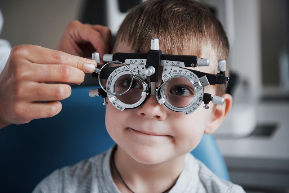 Fotografija: Če starši opazijo, da otrok slabše vidi, je potreben pregled pri oftalmologu. FOTO: Standret/Getty Images