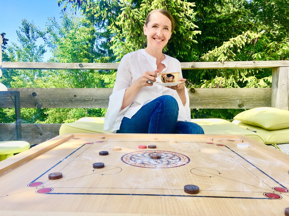 Fotografija: Katarina Marinč, mednarodna predavateljica, učiteljica univerzalnih zakonov in portalov, kundalini joge, tehnologije diamantne zemlje in divje kulinarike. Foto: osebni arhv