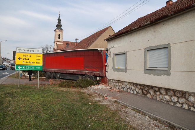 Tovorno vozilo je trčilo v družinsko hišo. FOTO: Davor Javorovic/pixsell Pixsell