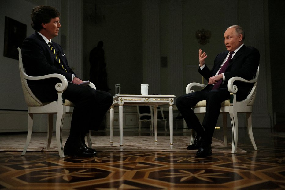 Fotografija: Vladimir Putin med intervjujem z Tuckerjem Carlsonom. FOTO: Sputnik Via Reuters