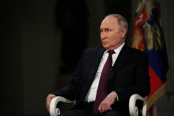  Vladimir Putin med intervjujem z Tuckerjem Carlsonom. FOTO: Sputnik Via Reuters