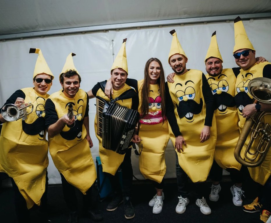 Fotografija: Člani ansambla Saša Avsenika so se za Fašenk v Markovcih našemili v sladke banane.