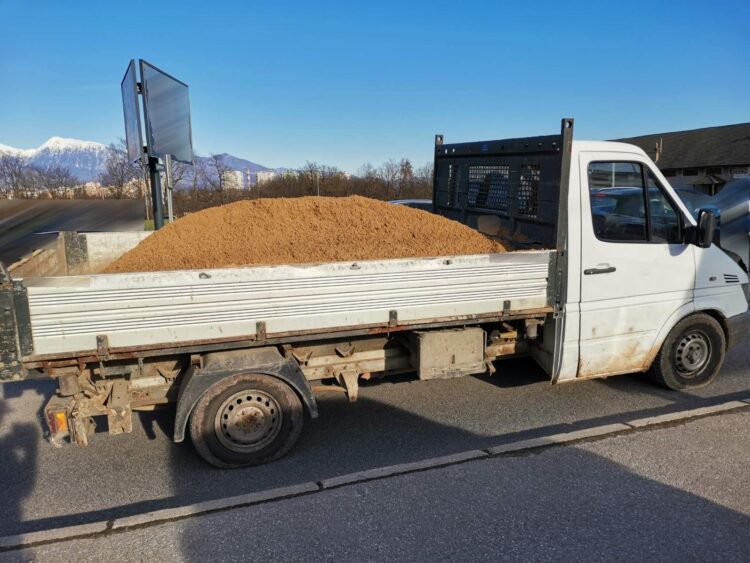 Fotografija: Naloženi tovor je za 63 odstotkov presegel največjo dovoljeno maso vozila. FOTO: Pu Kranj