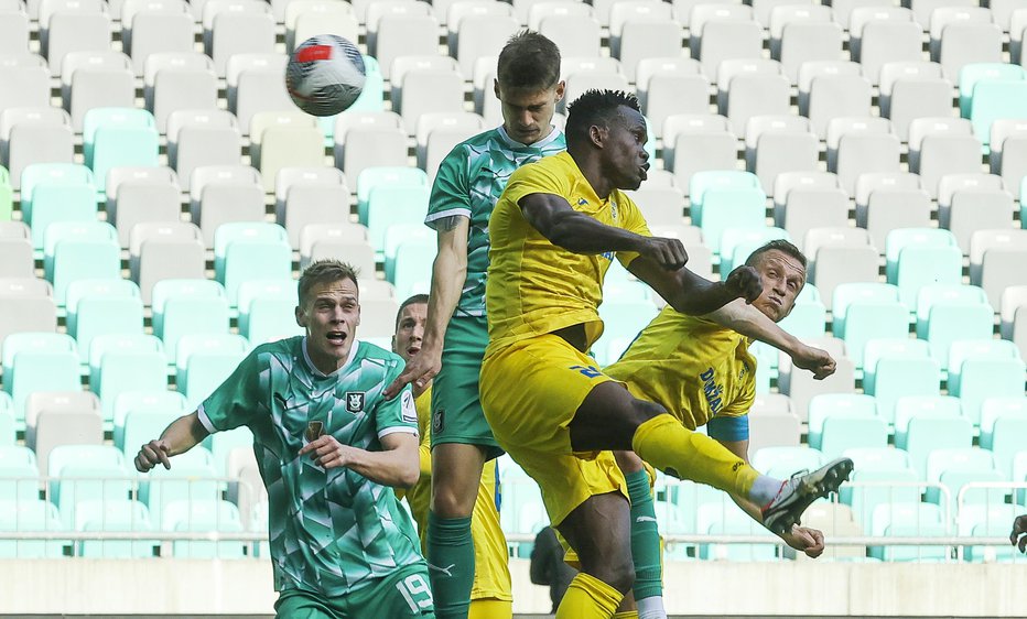 Fotografija: Marcel Ratnik (v sredini) je z glavo zabil gol na drugi zaporedni tekmi, a je bil razveljavljen zaradi ofsajda. FOTO: Jože Suhadolnik