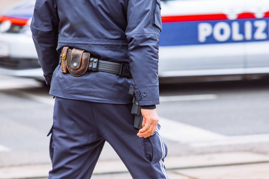 Fotografija: Ko so policisti našli 27-letnega Afganistanca, je ta v roki še vedno držal nož. FOTO: Vera_petrunina/Getty Images