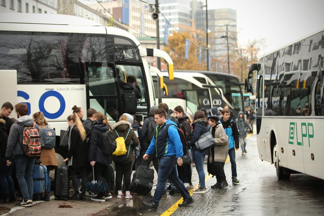 Prenatrpani avtobusi ali vlaki so lahko velik minus. FOTO: Jure Eržen