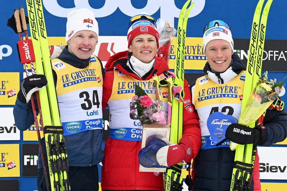 Fotografija: Za zmagovalko Norveško so slovenski skakalci zaostali za 146,2 točke. FOTO: Jussi Nukari Afp