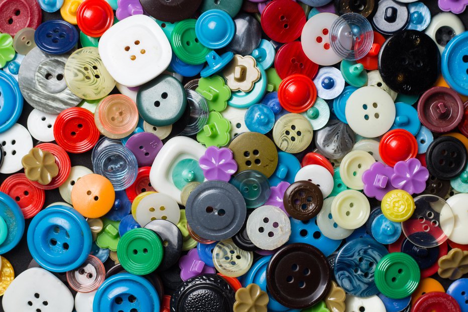 Fotografija: Prvi so bili iz školjke, danes so večinoma plastični. FOTO: Getty Images