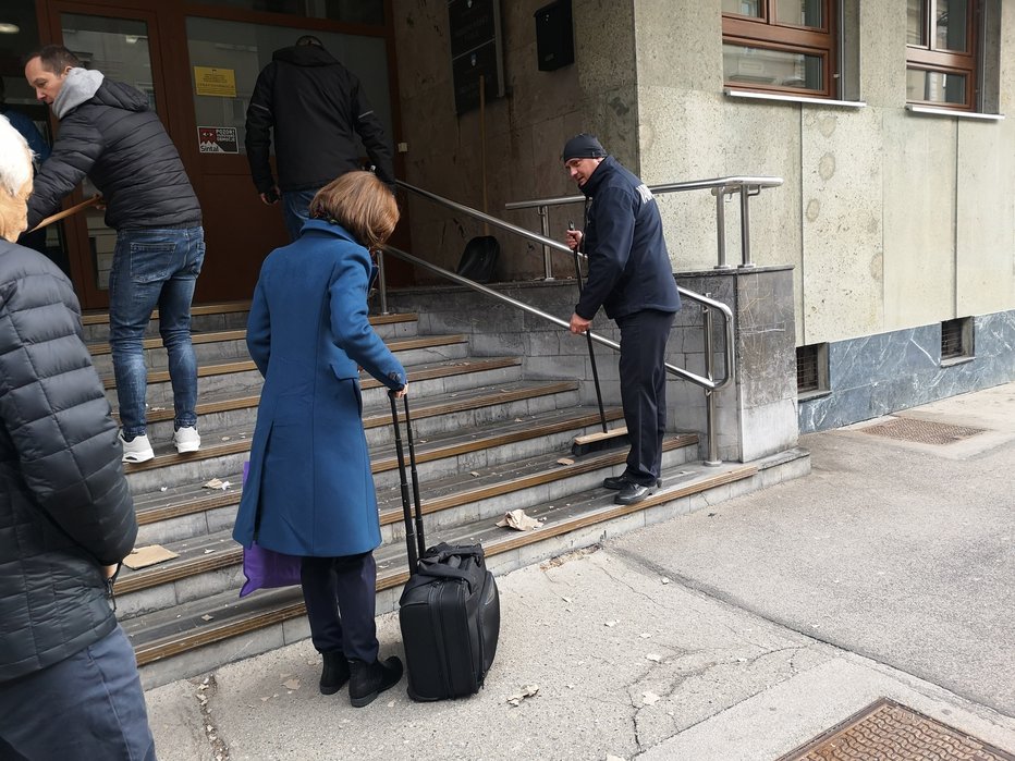 Fotografija: Posledice razstrelitve predmeta so odstranili okoli 9. ure dopoldne. FOTO: Mojca Marot