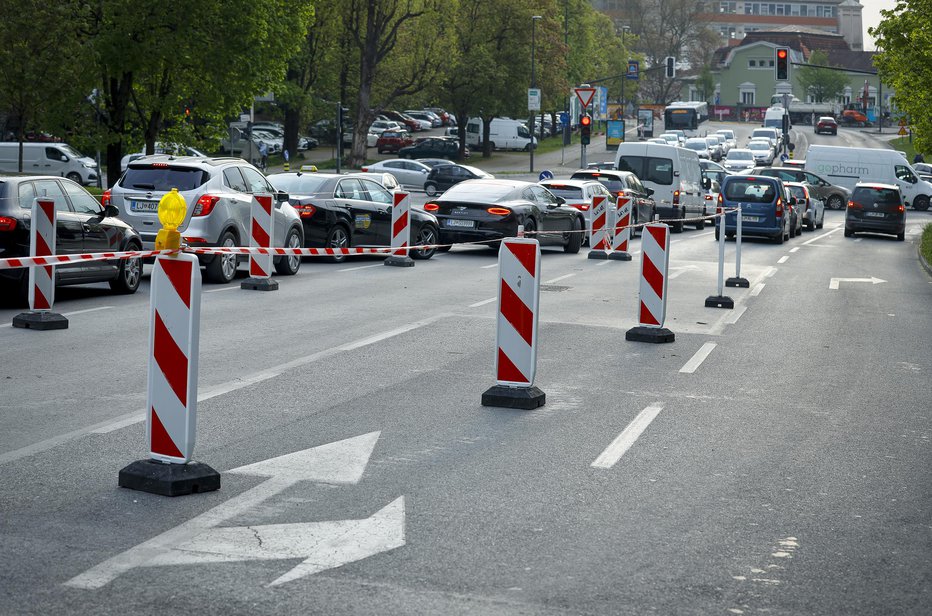 Fotografija: Zgodilo se je na Vilharjevi v Ljubljani. FOTO: Jože Suhadolnik