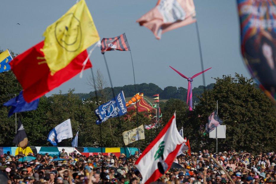 Fotografija: Festival Glastonbury slovi po dobri glasbi pa tudi po številnih zastavah.FOTO: Jason Cairnduff/Reuters