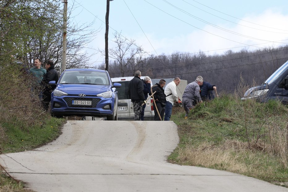 Fotografija: 28.03.2024. Bor - Nekoliko policajaca iskopava prostor ispred štaglja u prigradskom naselju Banjsko polje, kod grada Bora, na istoku Srbije gdje je nestala djevojčica Danka Ilić. Pretražuje se teren kako bi se pronašao bilo kakav trag. Djevojčica je nestala u utorak oko 13:45 sati. Majka je ispričala kako je Danka nestala iz dvorišta obiteljske kuće dok je ona išla dati vode starijem djetetu. Roditelji su ispitani na policiji i izuzet je mobitel majke. Photo: Pixsell/PIXSELL FOTO: Pixsell/pixsell