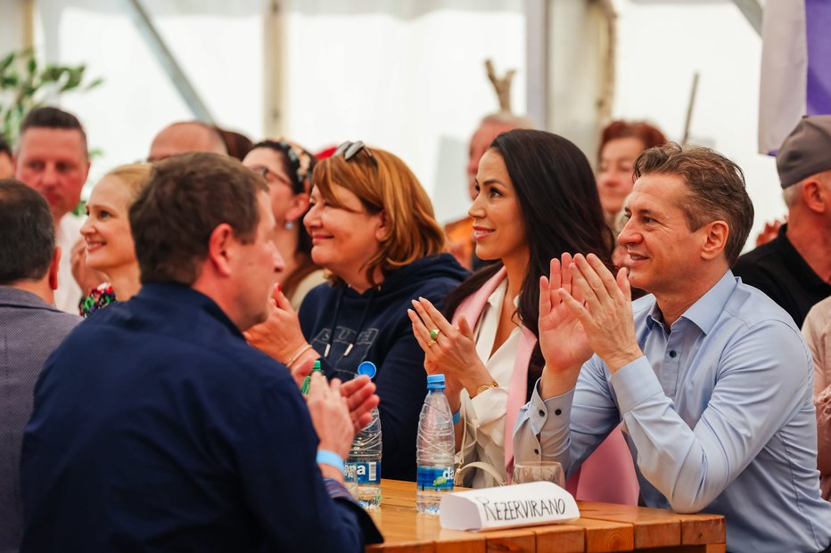 Fotografija: Robert Golob na sobotnem festivalu Svobode s partnerico Tino Gaber. FOTO: Črt Piksi, Delo