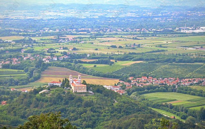 Pod mirenskim gradom leži najnižja slovenska vas. FOTO: Občina Miren - Kostanjevica