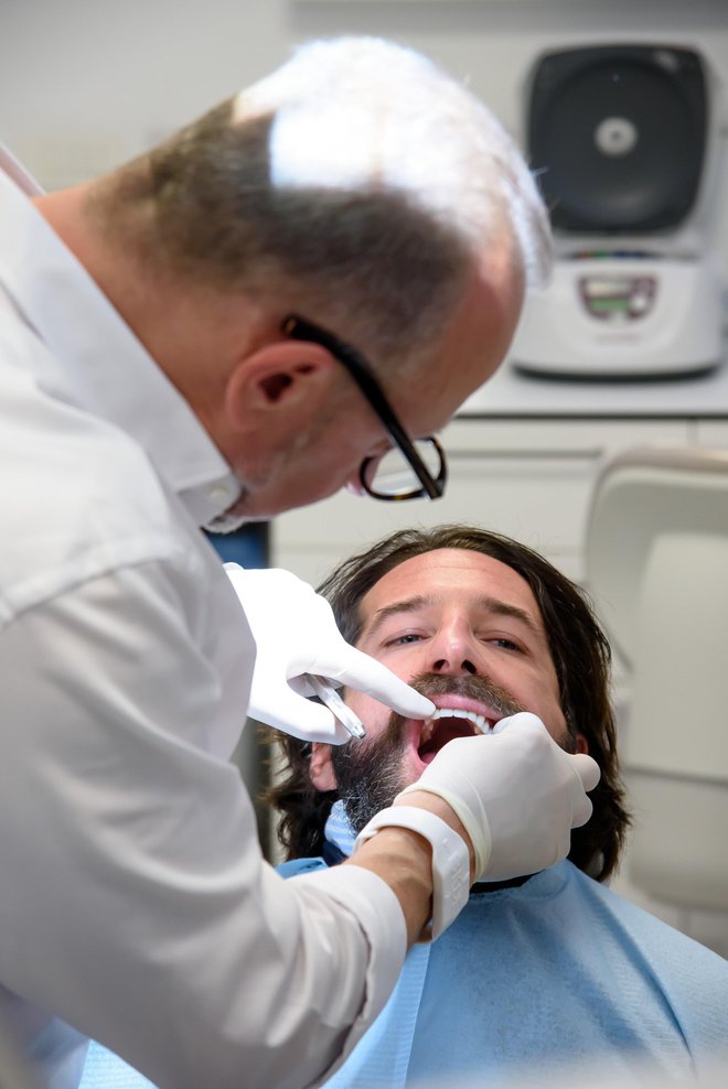 Ovir za to, da bi se končno znebili brezzobosti in si uredili zobe tako, da bodo lepi in predvsem tudi funkcionalni, ni več. FOTO: Darko Tomas/CROPIX  
